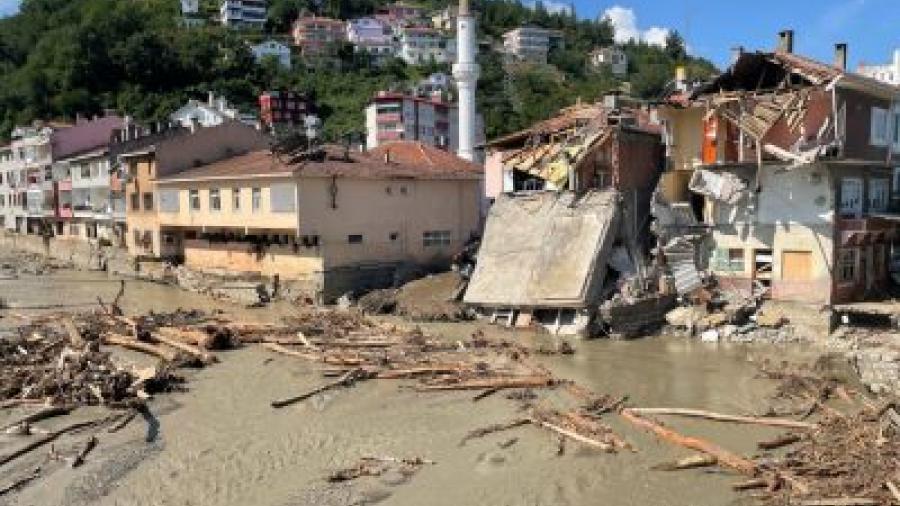 Evacúan víctimas de inundaciones registradas en Turquía