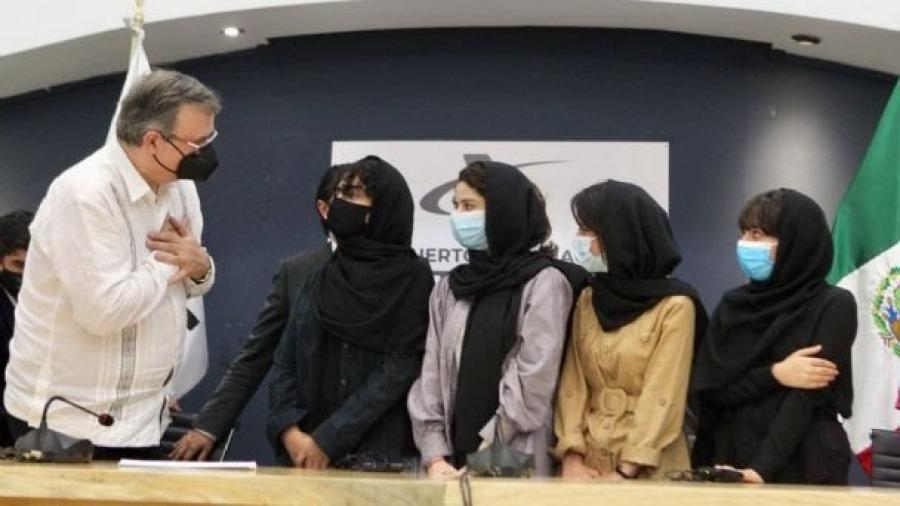 Marcelo Ebrard da la bienvenida a las primeras refugiadas de Afganistán