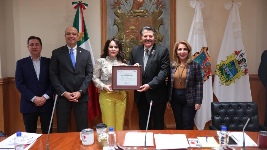 Entregan reconocimiento al mayor de Laredo, Pete Saenz