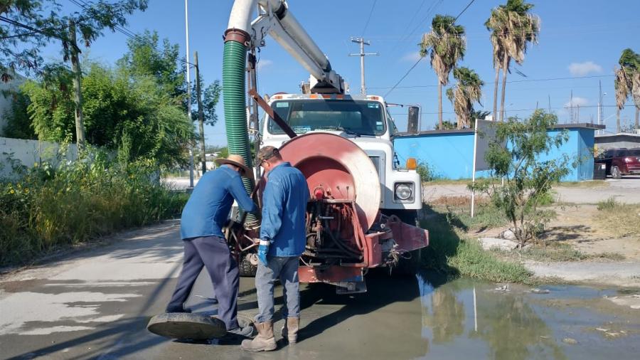 Atiende COMAPA problemas de fugas de agua residual en varios sectores