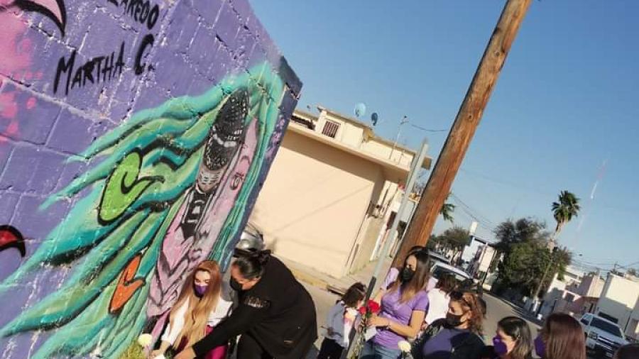 Mujeres periodistas realizan ofrenda por las que ya no est&aacute;n 