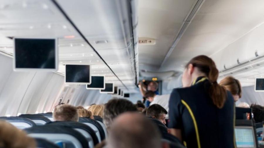 Investigan a azafata que ofrecería servicios sexuales en avión