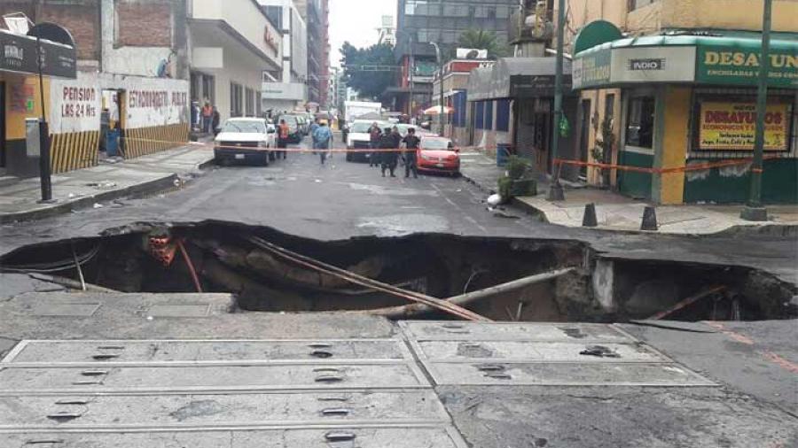 Socavón enorme se abre en la CDMX