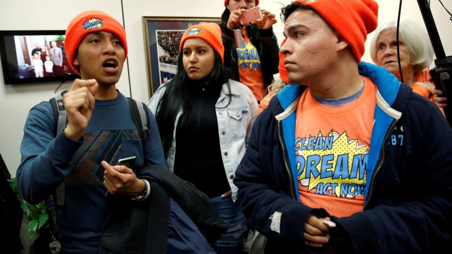 Buscan que “dreamers” en Arizona conserven licencias de conducir
