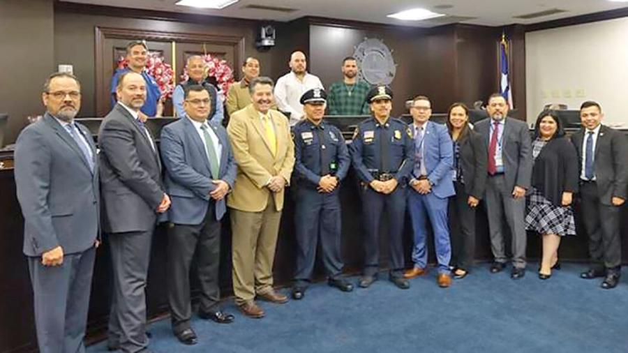 Reconocen a policía de Laredo que salvó vida de mujer rehén