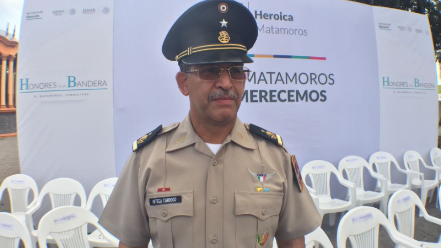 General pide a estudiantes no dejar las armas del saber