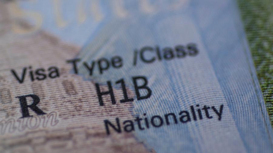Suspende Trump emisión de visas de trabajo y greencards hasta 2021