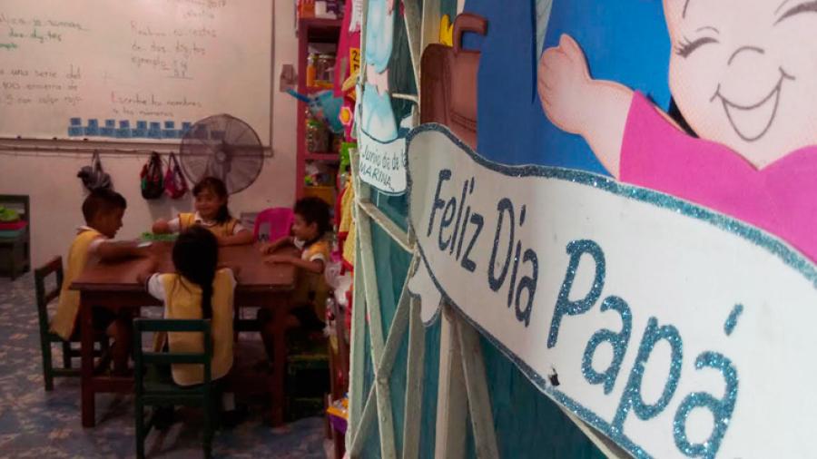 Niños toman clases en iglesia 