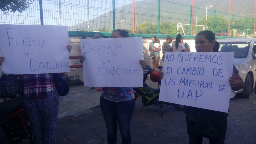 Padres de familia piden destitución de directora
