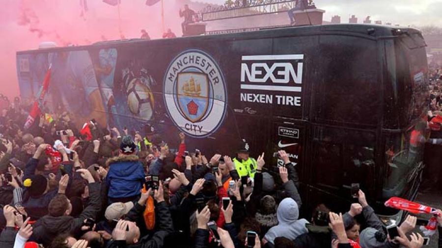 Aficionados del Liverpool dañan autobús del Manchester City