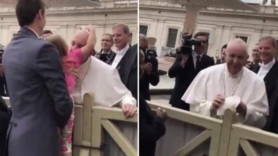 Una niña menor le quita el solideo al papa Francisco