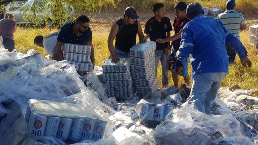 Pobladores roban cervezas de camión volcado en Nuevo Laredo
