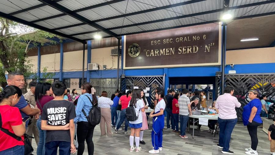 Alumnos afectados por explosión buscan ayuda médica