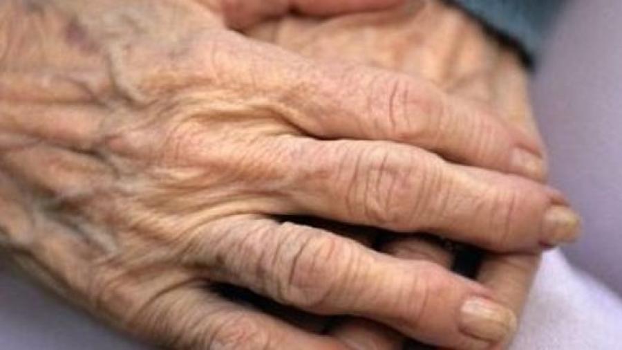 Vecinos golpean y asaltan a mujer de 80 años en Edomex