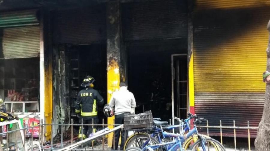 Tres muertos tras incendio en tienda de veladoras