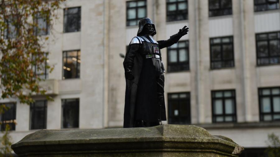 Colocan estatua de Darth Vader en Bristol