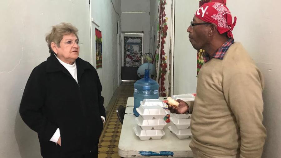 Ofrece DIF comida a habitantes de refugio temporal