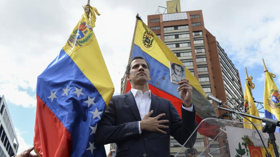 Juan Guaidó jura asumir como presidente encargado de Venezuela