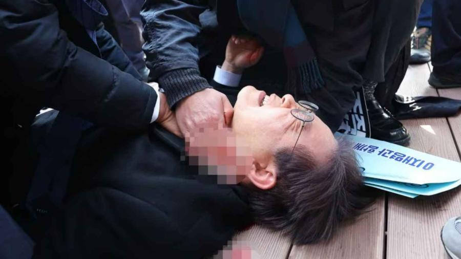 El líder opositor surcoreano es apuñalado en el cuello durante un acto público