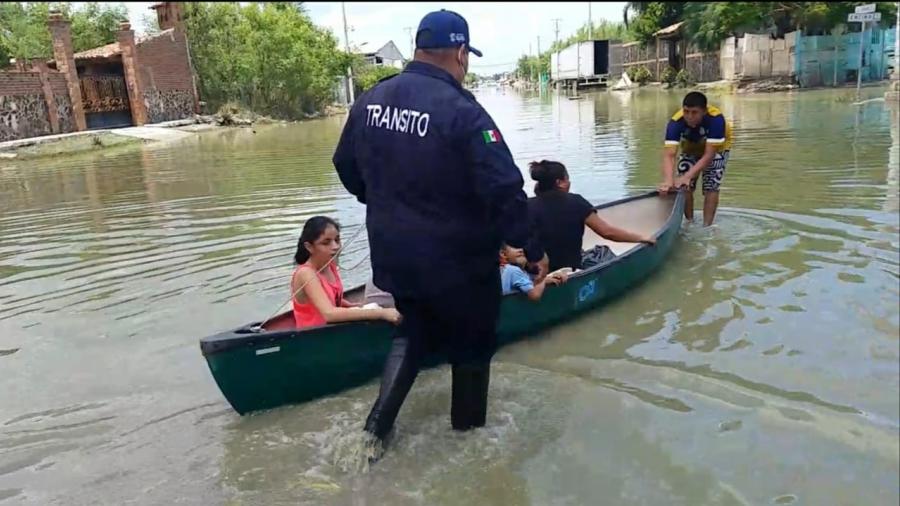 Auxilian Agentes de Tránsito a damnificados 