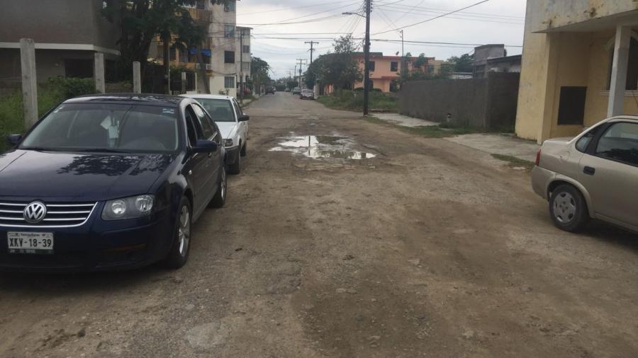 Protestan vecinos en la Luna Luna por calle a medias