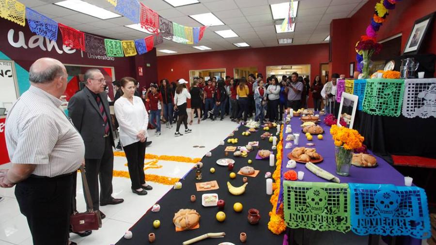 Pdta. del DIF realiza recorrido de altares