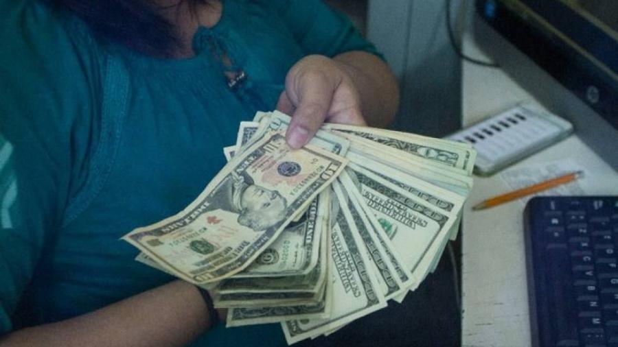 Dólar se vende en 17.57 pesos en casas de cambio