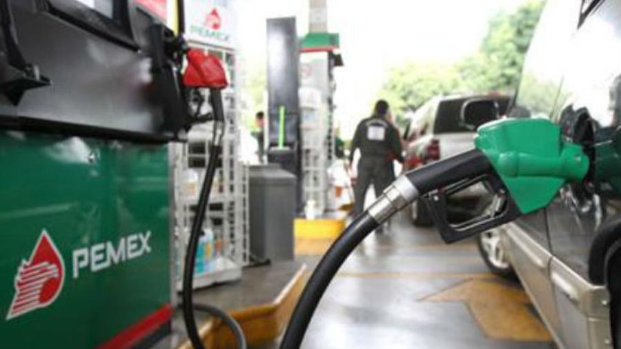 Precios de gasolinas, dos centavos más baratos este martes