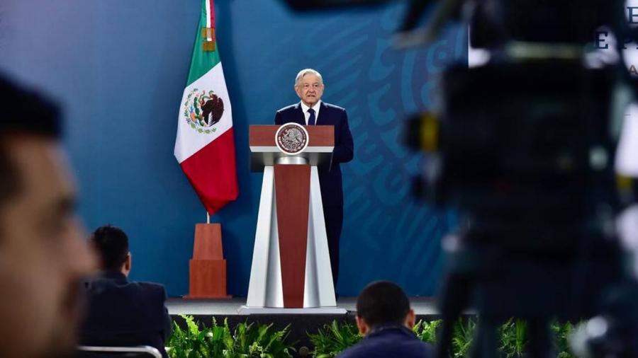 Agradece AMLO a Ken Salazar por apoyar la Reforma Eléctrica 