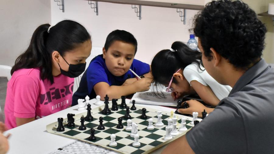 Desarrollan destreza mental en taller de ajedrez