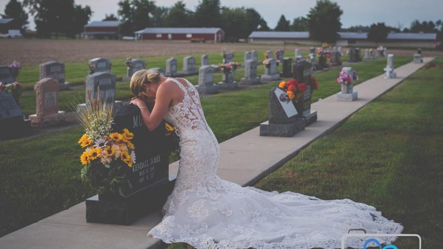 ¡Hermoso detalle! Mujer recuerda a su prometido muerto con sesión de fotos