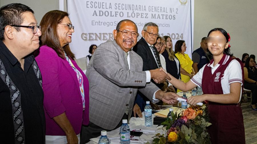 Felicita Alcalde de Matamoros a directivos y a graduados de Secundaria General # 2