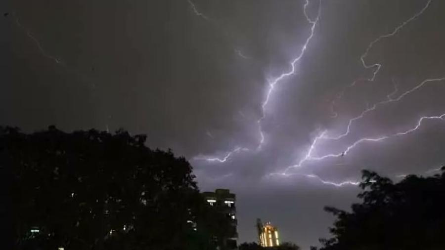 Fuertes tormentas eléctricas en la India dejan al menos 51 fallecidos