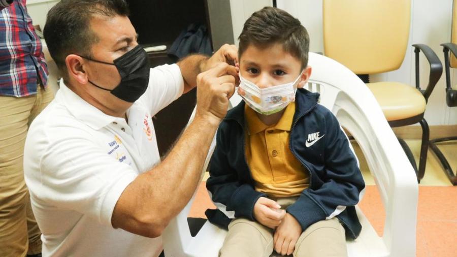 Entrega DIF, Club Rotario y Starkey aparatos auditivos