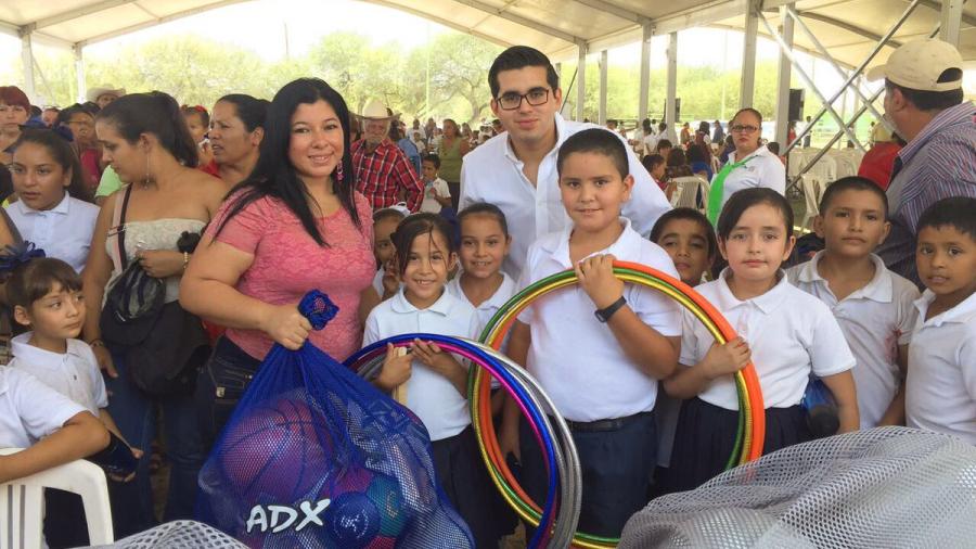 DIF apoya con material deportivo a niños