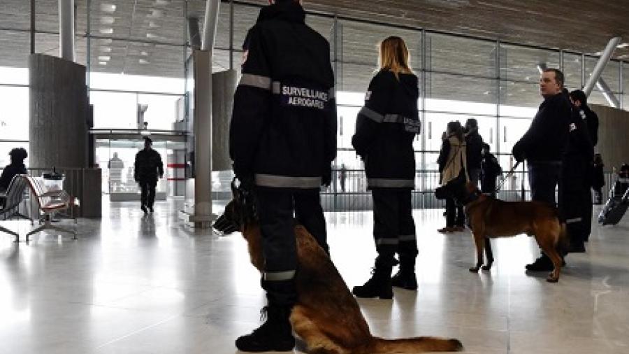 Desalojan aeropuerto de París por falsa alarma de atentado