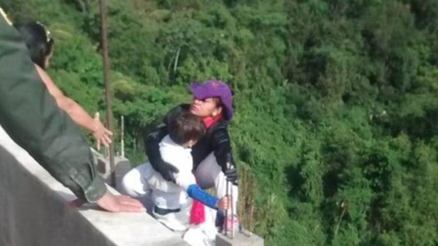 Deudas con extorsionadores llevaron a mujer a saltar del puente con su hijo