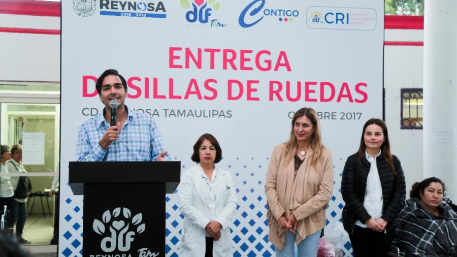 Realiza DIF segunda entrega de silla de ruedas