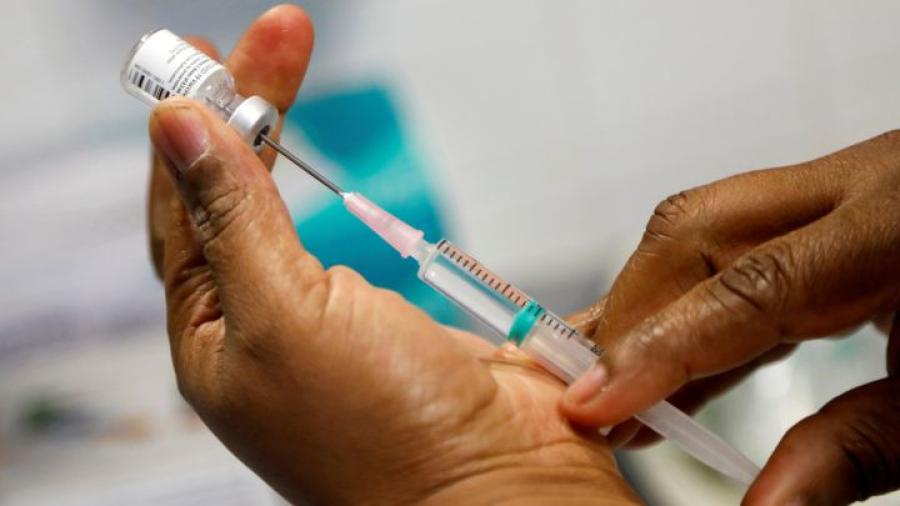 Entrega Pfizer a EU ensayos clínicos para una tercera dosis de la vacuna en mayores de 18 años