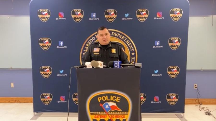 Madre entrega a su hijo a la policía de Laredo, Texas tras asesinar a tres jóvenes