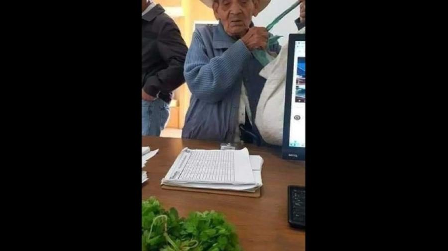 Abuelito paga su acta de nacimiento con cilantro a falta de dinero
