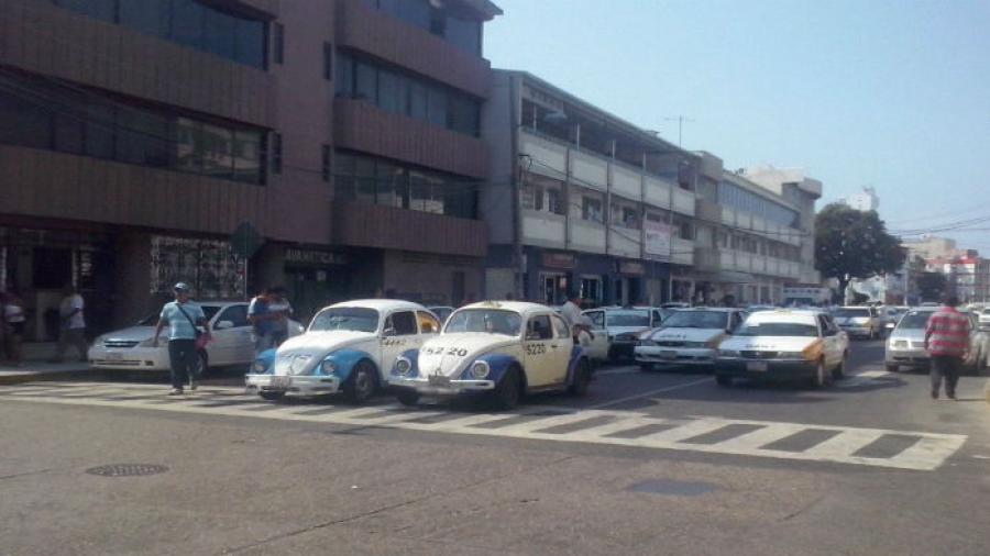 Taxistas realizan bloqueos por tercer día consecutivo en Acapulco