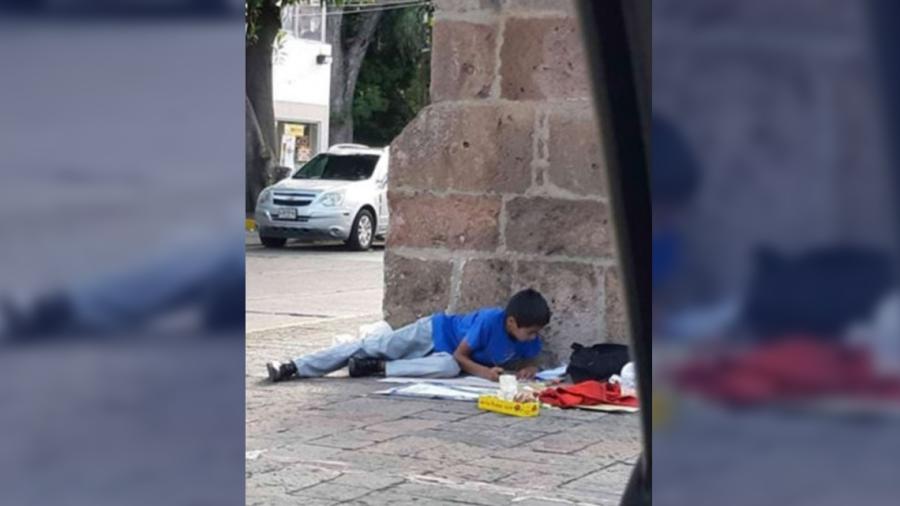 Becan a niño que vende dulces en Morelia