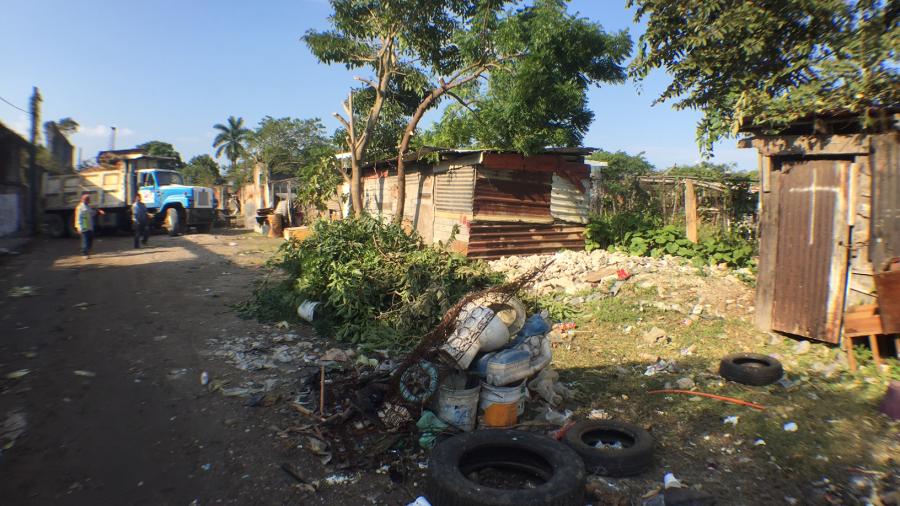 Se quejan empresarios de basura y aguas negras en Isleta Perez