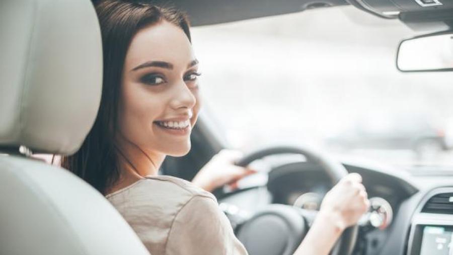 Estudio revela que las mujeres son mejores al volante