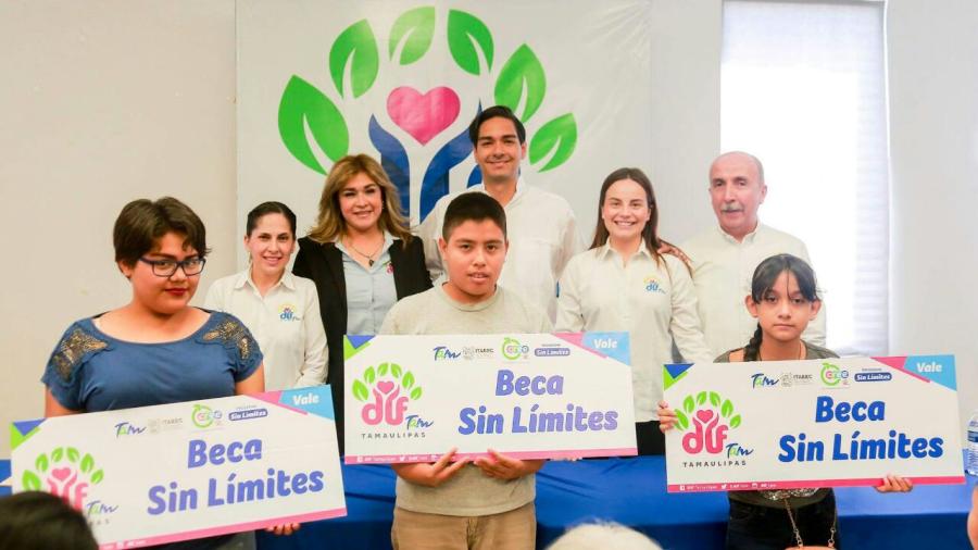 Entrega DIF becas del programa sin límites