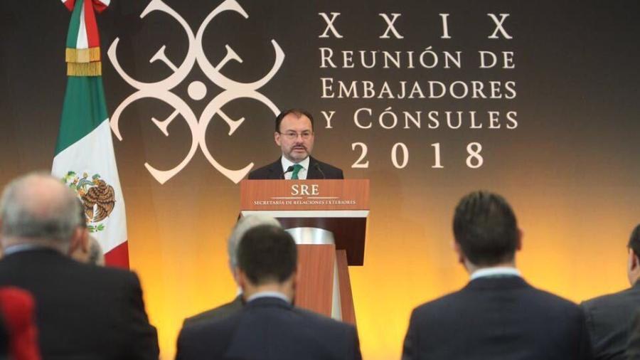 Diplom&aacute;ticos deben ser imparciales en elecciones: Videgaray