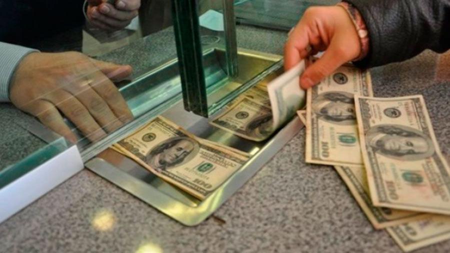 Dólar se vende en 19.65 pesos en el AICM