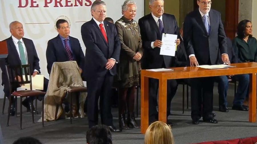 Arturo Zaldívar y AMLO firman iniciativa de reforma judicial hecha por SCJN