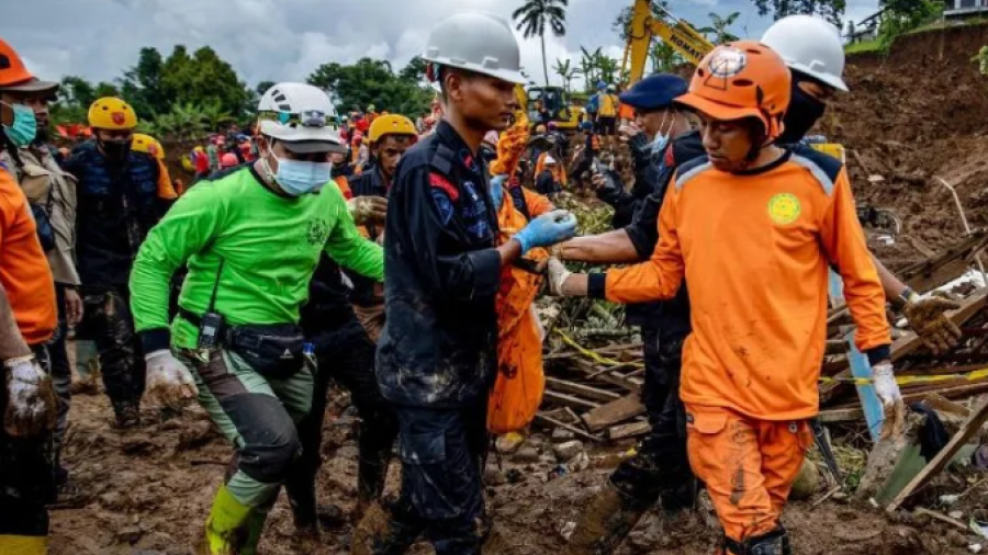 Se eleva a 321 el número de muertos tras terremoto en Indonesia
